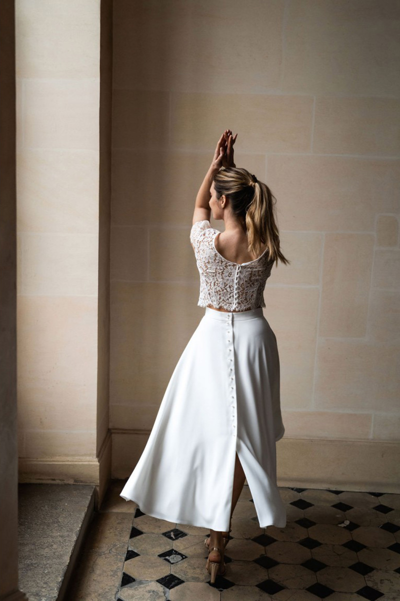 Jupe midi et crop top de mariée