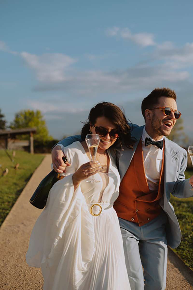 Une belle ceinture dorée pour compléter la tenue de mariée