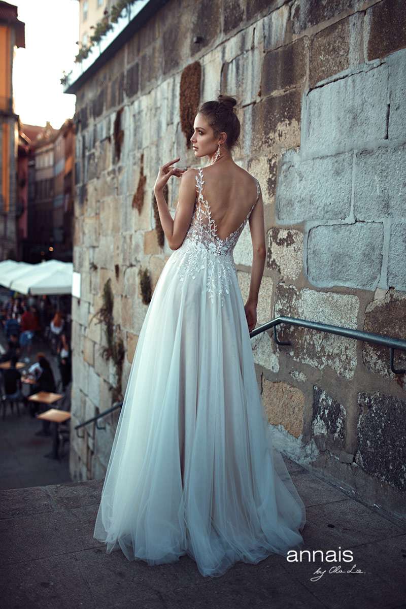 Décolleté en V avec broderie sur tulle