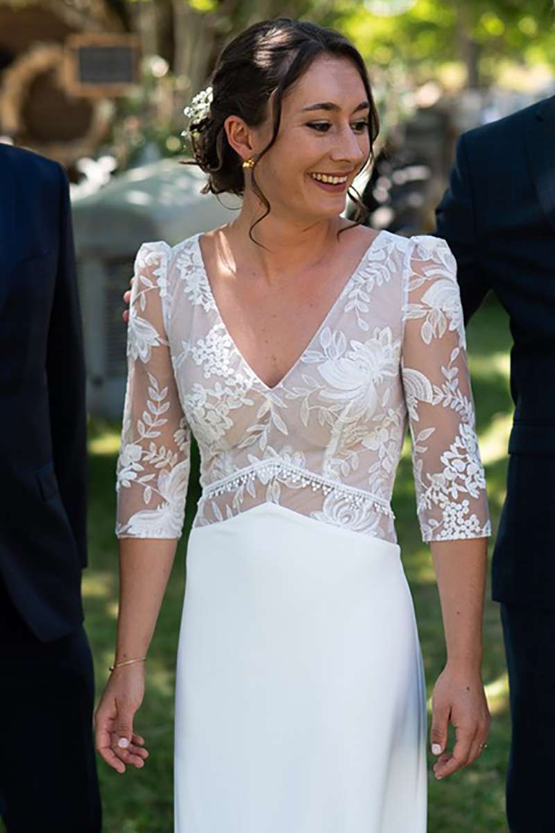 Manches 3/4 brodées sur tulle avec motifs floraux