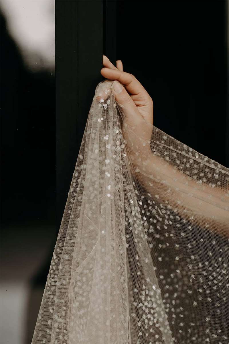 Détails brillants sur une robe de mariée
