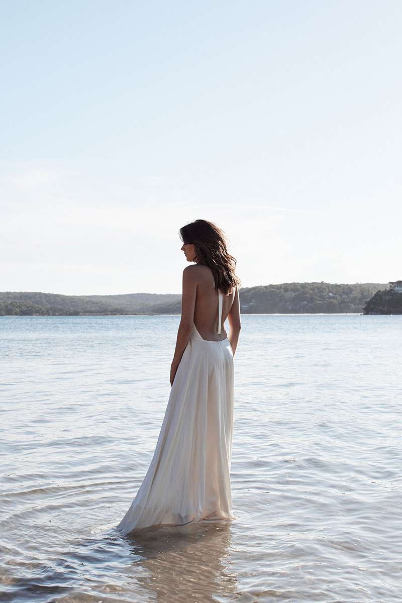Robe de mariée en soie avec dos nu