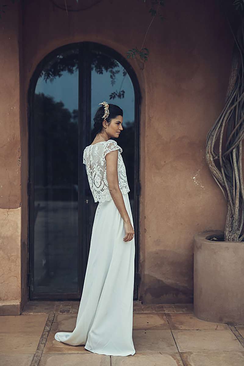 Dos semi fermé en transparence pour une tenue de mariage