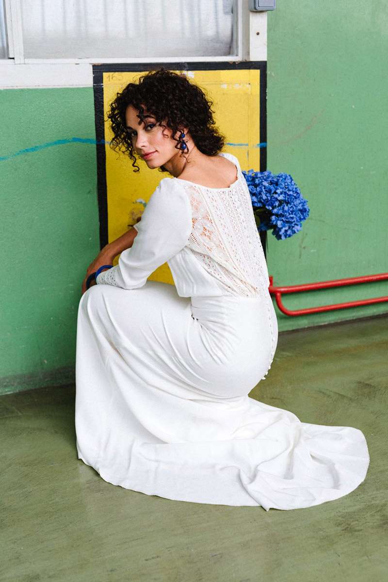 Robe de mariée avec de la dentelle au dos