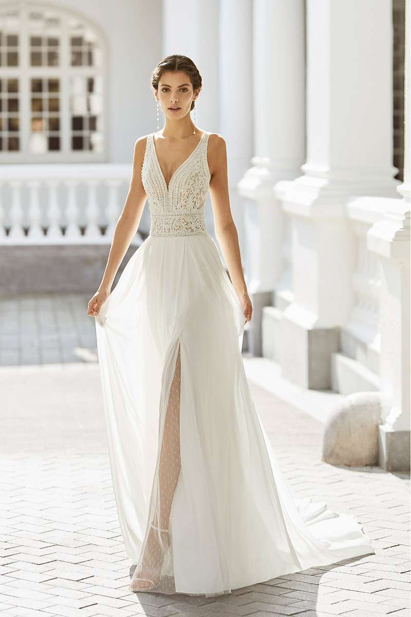 Robe avec fente en tulle plumetis transparent