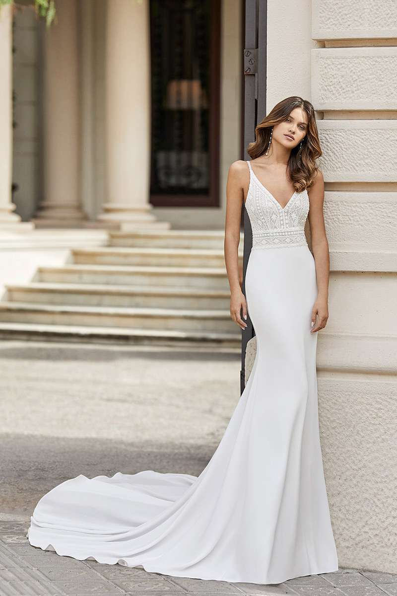 Robe de mariée féminine avec des motifs en dentelle