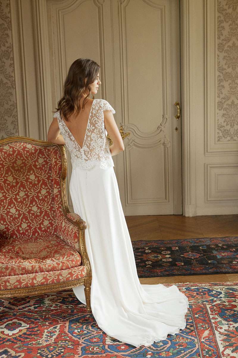 Top en semi-transparence et décolleté plongeant dans le dos
