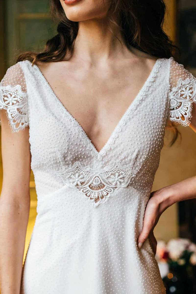Décolleté en V et manches courtes