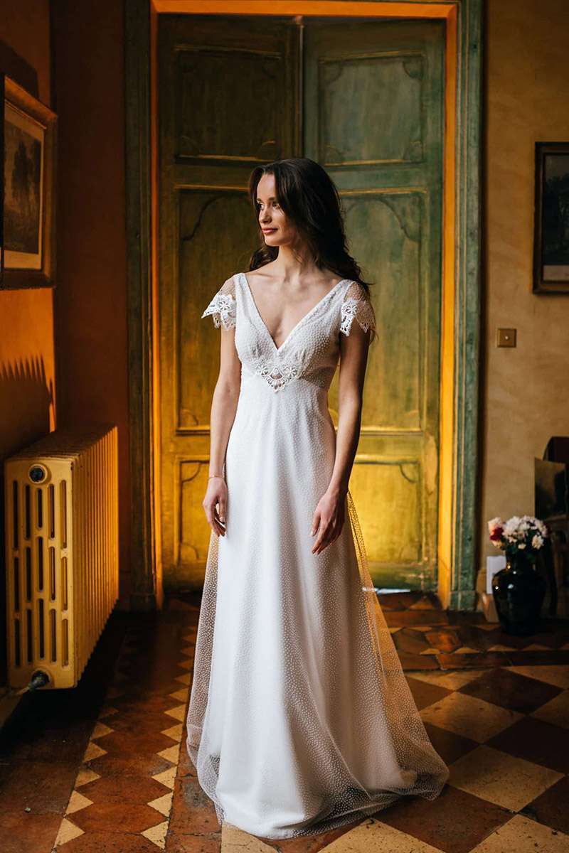 Robe de marié d'occasion avec de la dentelle et du plumetis