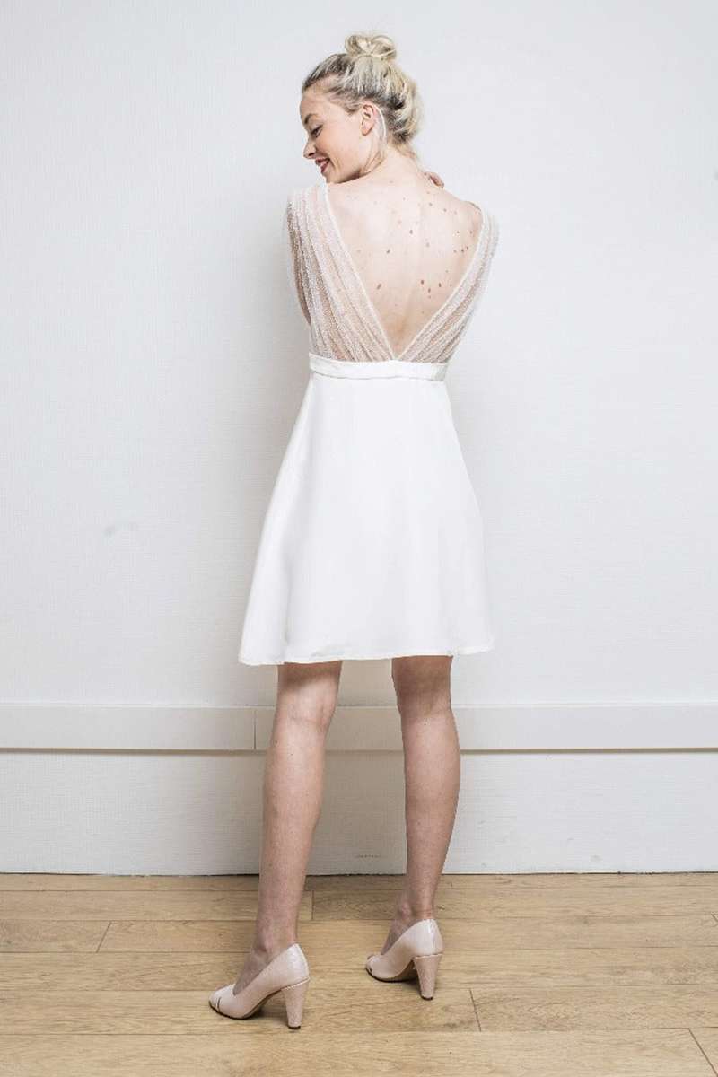 Grand dos nu sur une robe courte de mariée à Lyon