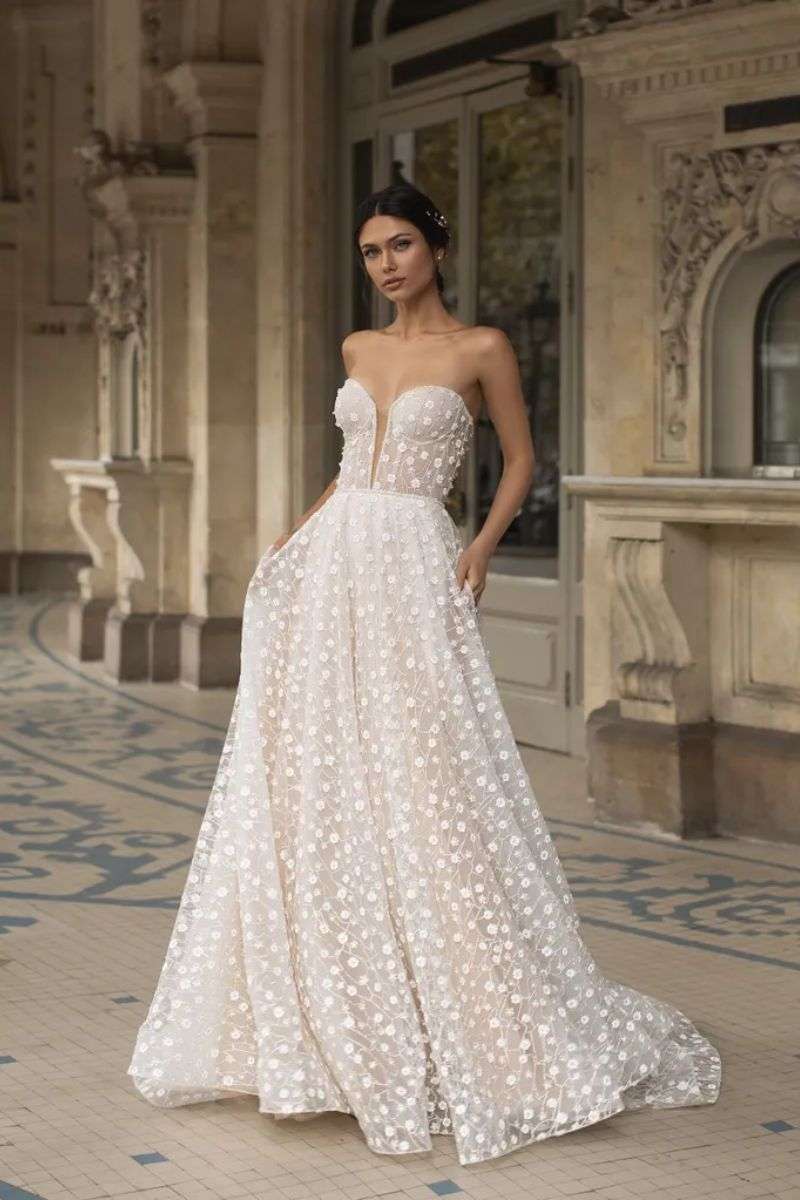 Robe de mariée princesse à fleurs et paillettes