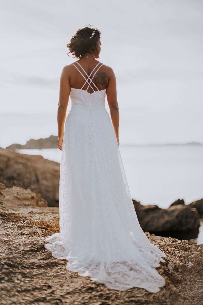 Dentelle et bretelles croisées