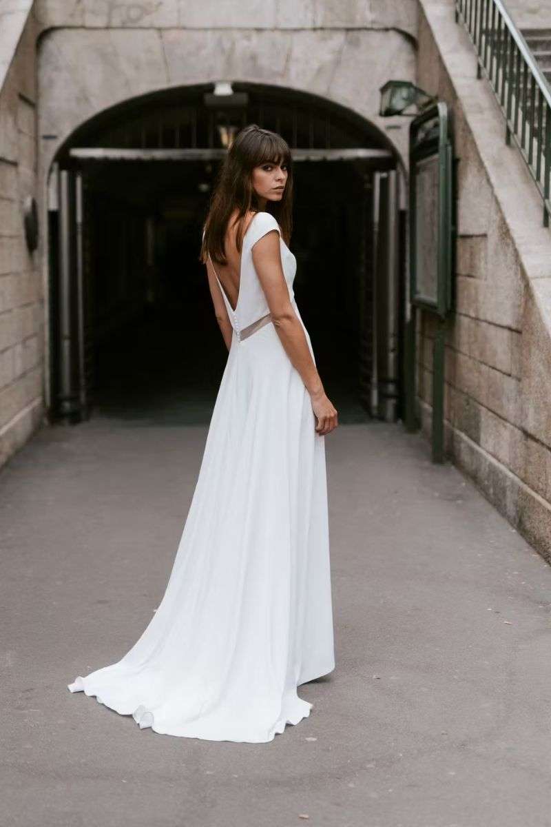 Dos nu V et ceinture transparente