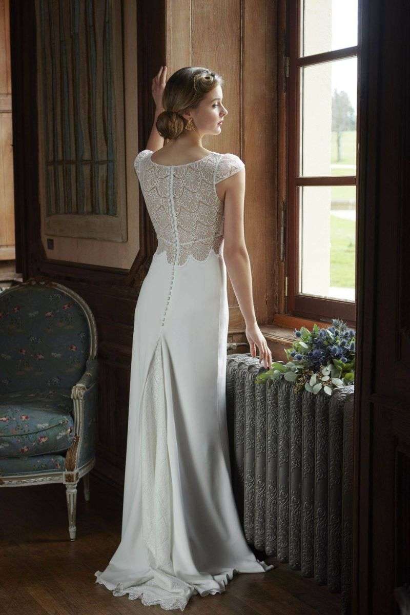 Dos boutonné en dentelle